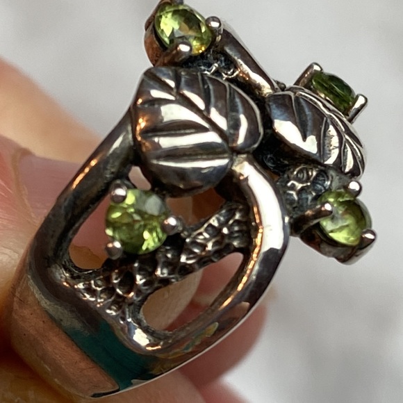 Silver vine leaf and Peridot ring - Picture 7 of 12